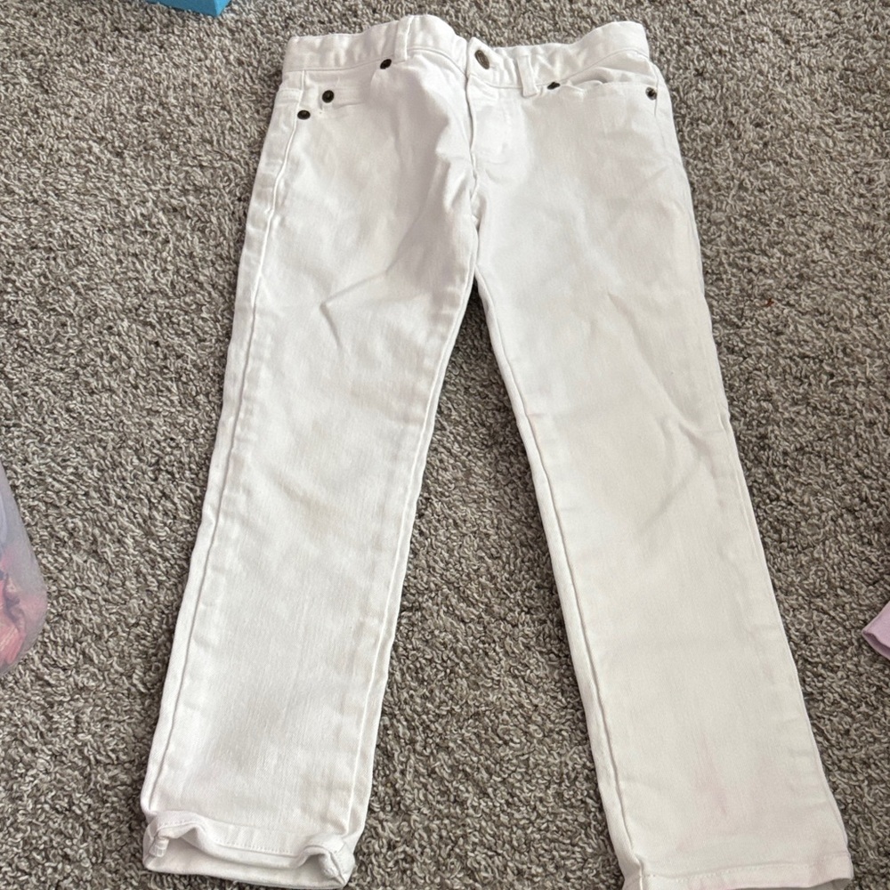 Vineyard Vines white jeans.